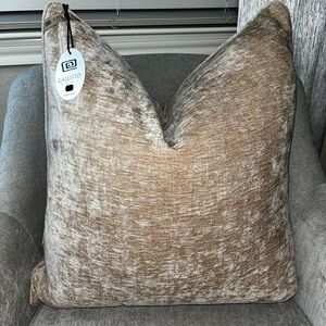 1-NWT CALLISTO HOME CHENILE
VELVET LUXURY DECORATIVE PILLOW